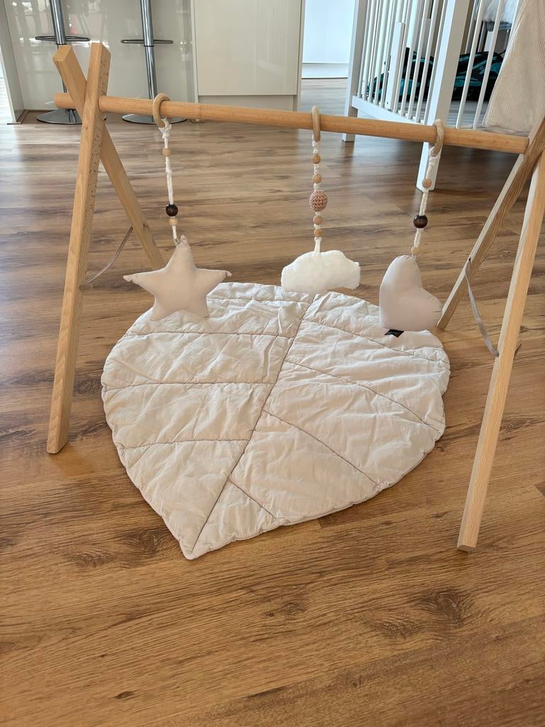 Mordesign houten babygym met kleedje, Ophalen, Gebruikt