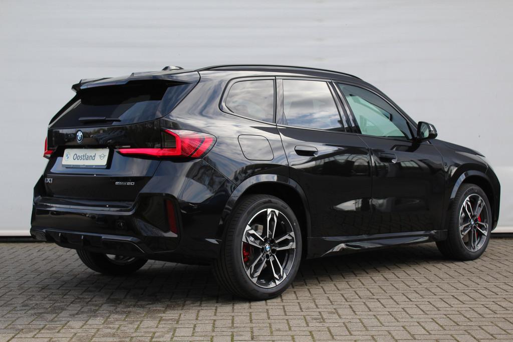 BMW iX1 eDrive20 M Sport / Panoramadak / Trekhaak / Sportsto, Auto's, BMW, Stoelverwarming, Zwart, Zwart, Nieuw