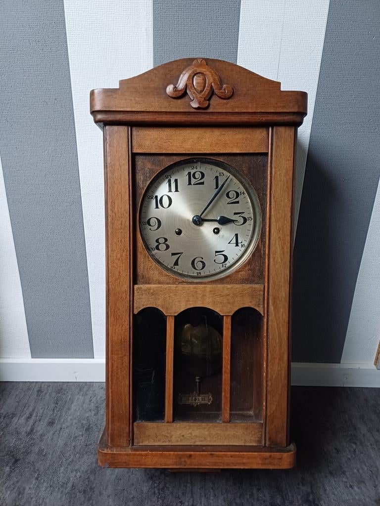 Antieke houten klok met opwindsleutel, Ophalen