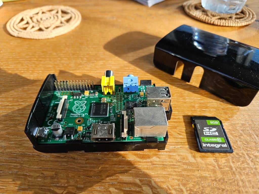 Raspberry Pi Model B met behuizing en 8GB SD-kaart, Computers en Software, Overige Computers en Software, Gebruikt, Ophalen of Verzenden