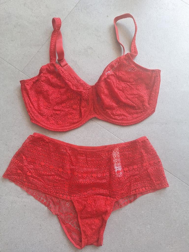 Prachtig setje Primadonna Twist Epirus rood 80G en 40, Kleding | Dames, Ondergoed en Lingerie, Primadonna, Ophalen of Verzenden