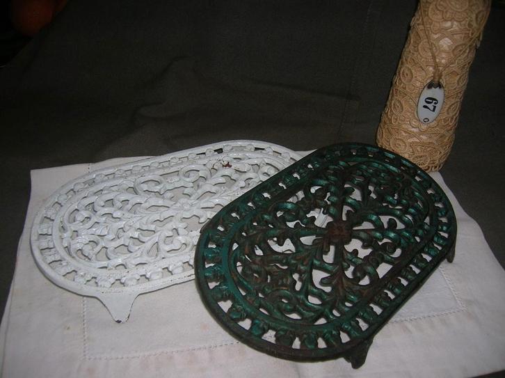 2 x onderzetter gietijzer ovaal model wit en donkergroen, Antiek en Kunst, Curiosa en Brocante, Ophalen of Verzenden