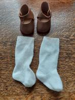 Poppenschoentjes voor porseleinen pop bruin met witte kousen, Verzamelen, Ophalen of Verzenden, Zo goed als nieuw, Accessoires