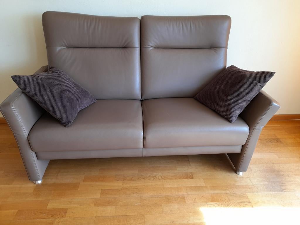 Mooie licht bruine leren 2 persoons bank van Prominent, Ophalen, Zo goed als nieuw, Tweepersoons, Minder dan 150 cm