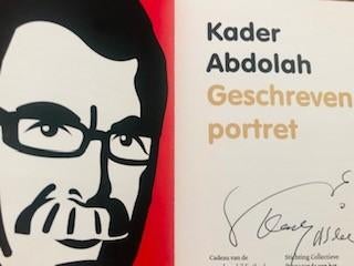 Gesigneerd, Kader Abdolah, Geschreven portret, Boeken, Romans, Ophalen of Verzenden, Zo goed als nieuw, Kader Abdolah, Nederland