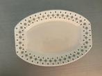 Antieke grote serveerschaal Zeeuwse knop motief 37 cm lengte, Ophalen of Verzenden