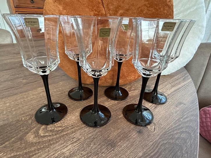 6 vintage wijnglazen Luminarc Octime met zwarte voet, Antiek en Kunst, Antiek | Glas en Kristal, Ophalen of Verzenden