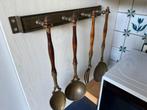 Antiek messing en houten wandrek met keukengerei, Ophalen