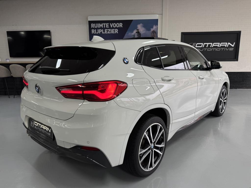 BMW X2 sDrive 18i M Sport AUT. 140PK PANO LEER LED CAM, Auto's, Automaat, Gebruikt, Euro 6, Wit