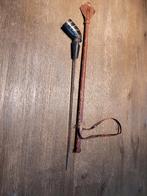 Oude paardrijzweep met dolk, Ophalen