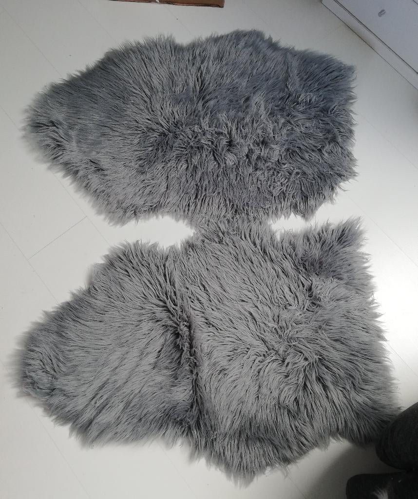 2 grijsblauwe imitatie bont vachtjes, Ophalen of Verzenden, Zo goed als nieuw