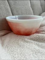 Vintage Pyrex mengkom 402 rood/oranje – kleur vervaagd, Overige materialen, Gebruikt, Ophalen of Verzenden, Schaal of Schalen