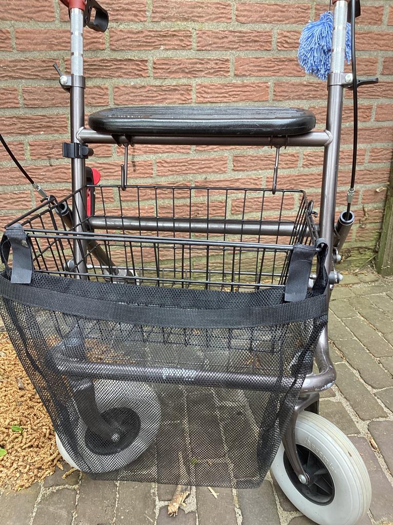 Stevige rollator met boodschappen mand, Ophalen, Zo goed als nieuw