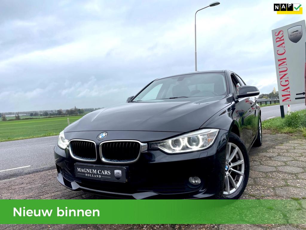 BMW 3-serie 316i NAP 5DRS AUTOMAAT XENON NAVI SCHERM NW APK, Auto's, Euro 6, 4 cilinders, Zwart, Origineel Nederlands