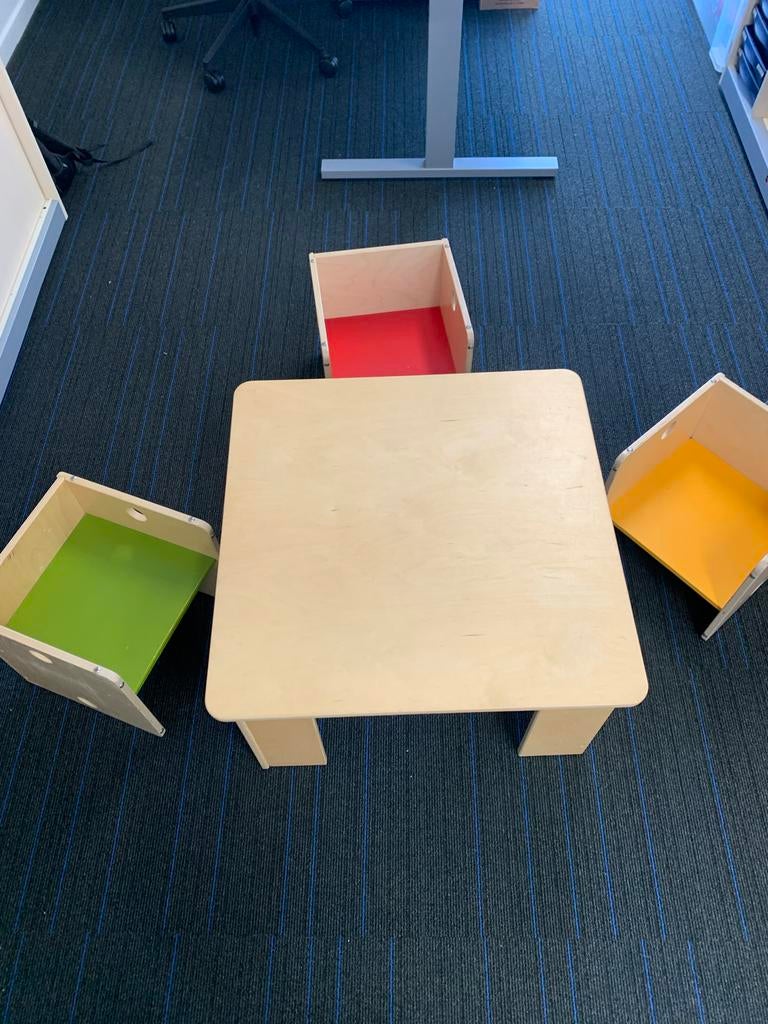 Houten kindertafel met 3 stoeltjes, Kinderen en Baby's, Kinderkamer | Tafels en Stoelen, Ophalen, Gebruikt, Tafel(s) en Stoel(en)