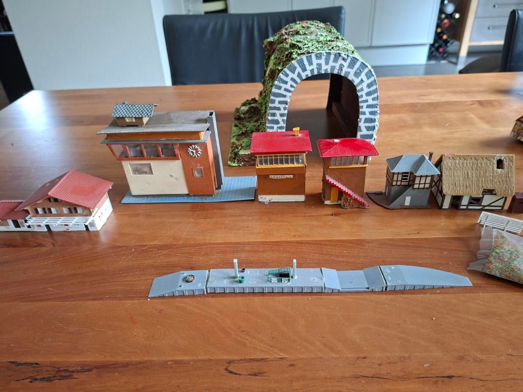 Modelbouw resten: tunnel, perron en stationnetjes, Hobby en Vrije tijd, Ophalen of Verzenden
