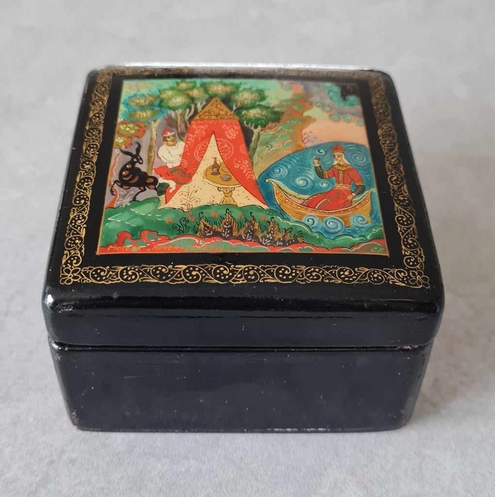 Mooi Russisch lakdoosje - gesigneerd, Ophalen of Verzenden