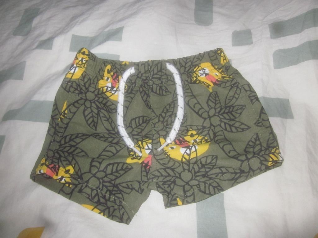 Olijfgroen/zwart/geel/wit zwembroekje leeuwen in jungle 68, Kinderen en Baby's, Babykleding | Baby-zwemkleding, Nieuw, Ophalen of Verzenden