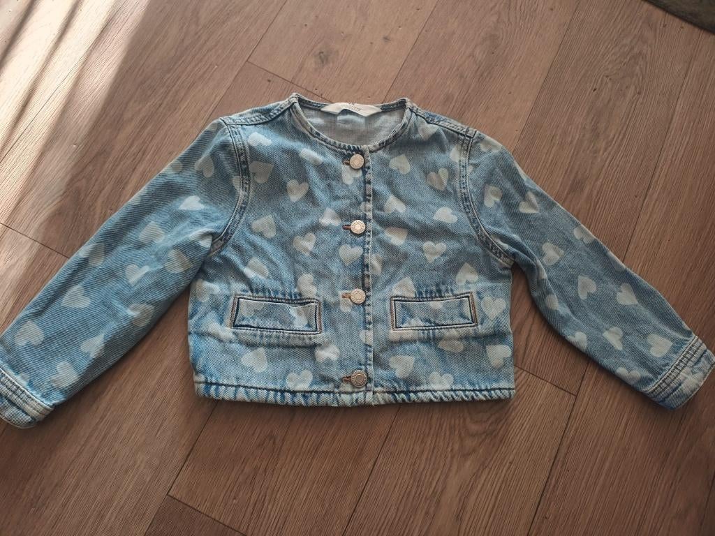 Leuk h&m spijkerjasje met hartjes maat 116, Kinderen en Baby's, Kinderkleding | Maat 116, Meisje, H&M, Ophalen of Verzenden, Zo goed als nieuw