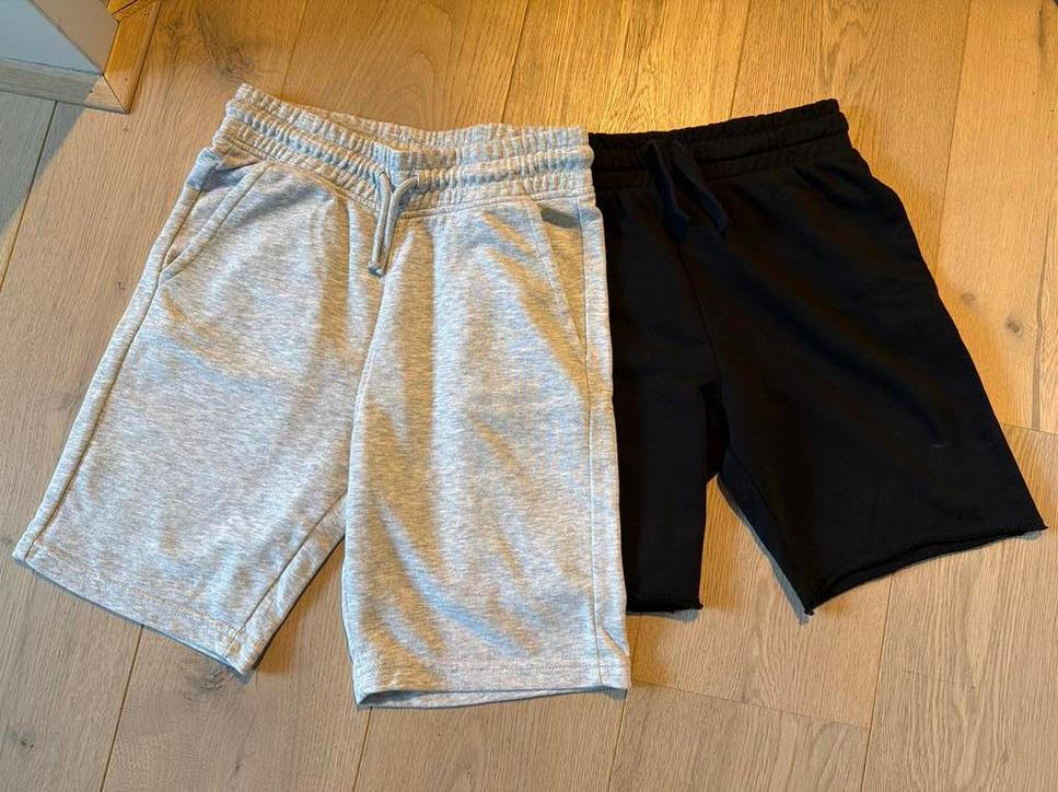 2 H&M korte broeken grijs/zwart maat 146 z.g.a.n., Ophalen of Verzenden, Zo goed als nieuw, Jongen of Meisje, Broek