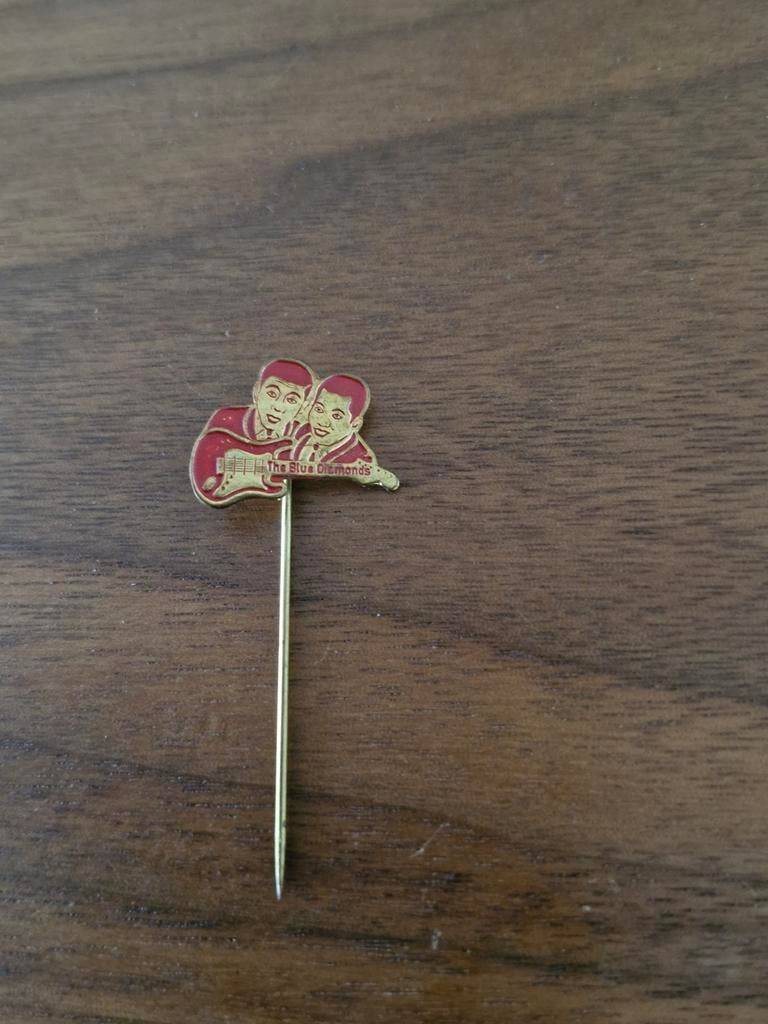 151 The Blue Diamonds Speldje, Verzamelen, Speldjes, Pins en Buttons, Ophalen of Verzenden, Gebruikt