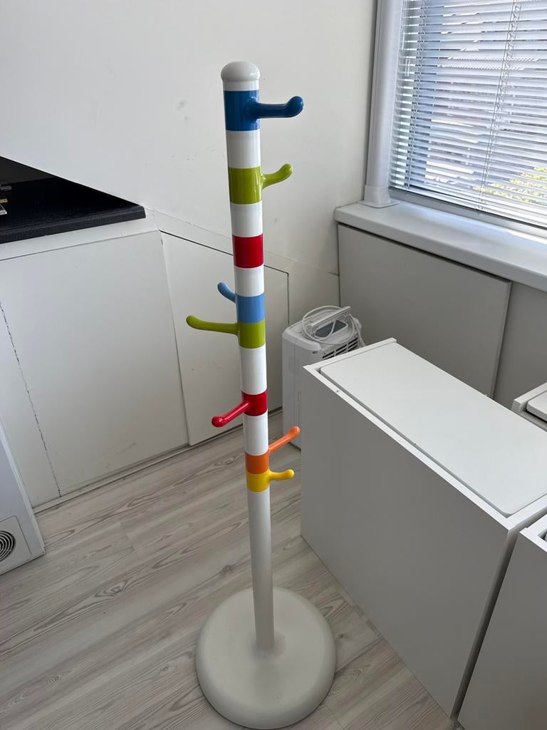 Ikea Kleurrijke staande kapstok voor kinderen of hal, Huis en Inrichting, Woonaccessoires | Kapstokken, Ophalen, Kunststof, 100 tot 150 cm