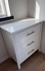 Witte ladekast met 3 lades en goudkleurige handgrepen, Ophalen, 50 tot 100 cm, Zo goed als nieuw, 3 of 4 laden