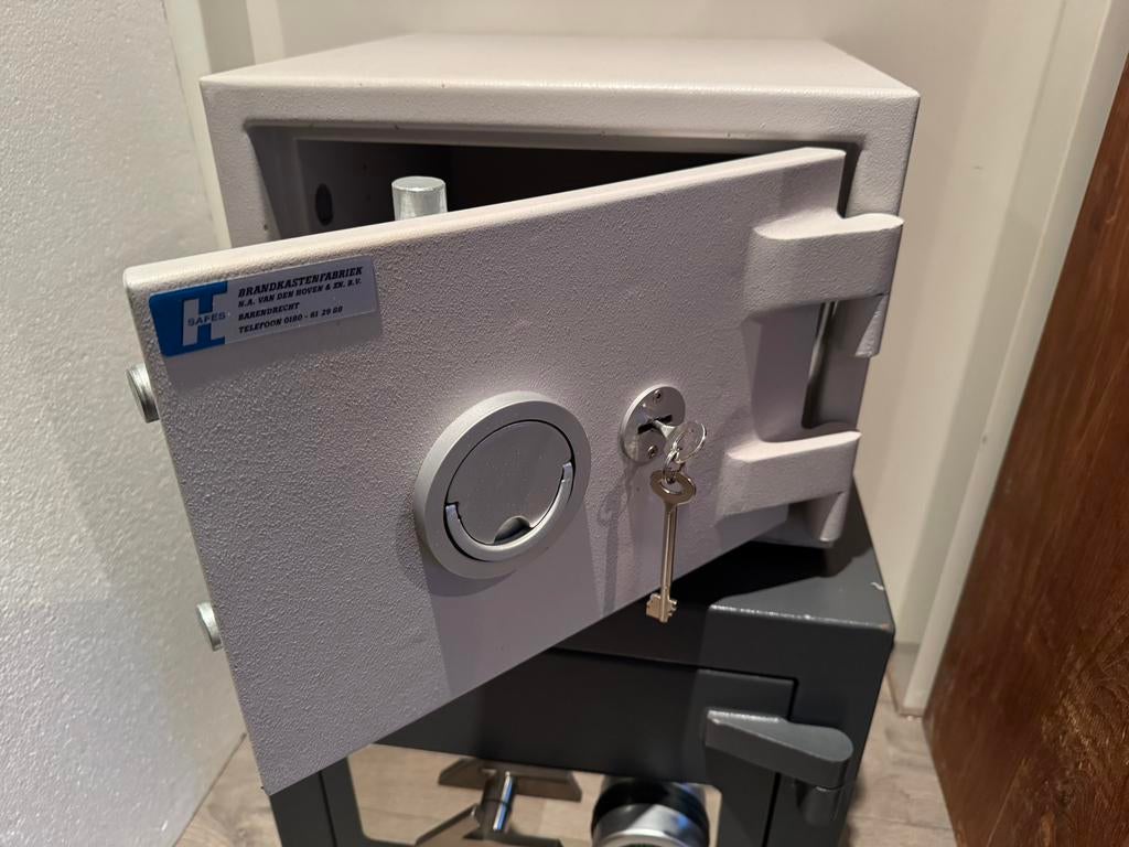 Zeer degelijke kluis brandkast met 2 dubbelbaard sleutels, Ophalen, Zo goed als nieuw, Brandkast