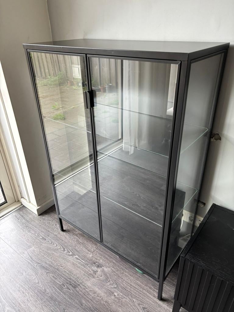 IKEA RUDSTA Vitrinekast – Antraciet – Zeer goede staat, Ophalen, Minder dan 50 cm, Met klep(pen), Minimalistisch