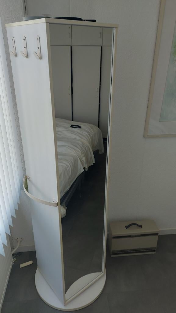 Carrousel kast met spiegel, Ophalen