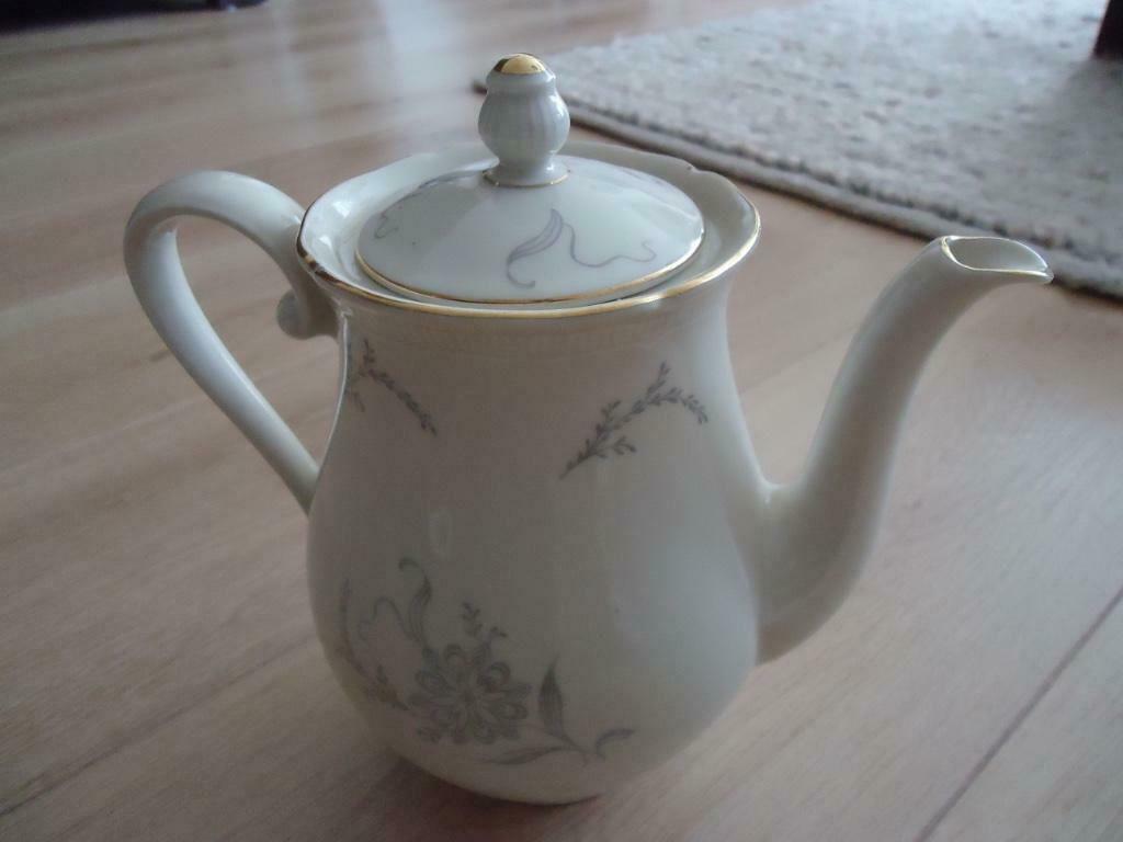 Gebaksstel, koffiepot en schalen porselein., Overige typen, Ophalen of Verzenden, Zo goed als nieuw, Overige stijlen