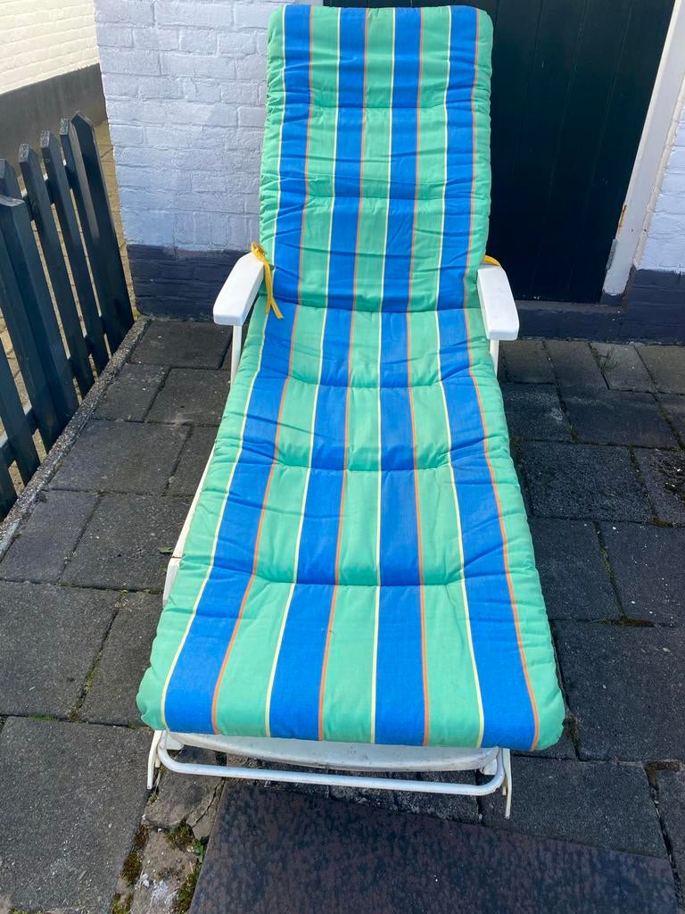 Ligbed met wielen en gestreepte kussens, Tuin en Terras, Ophalen, Gebruikt, Kunststof, Verstelbaar