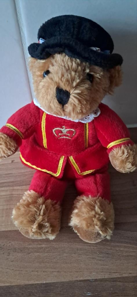 Harrods beer in rood uniform met hoed, Ophalen of Verzenden, Zo goed als nieuw, Stoffen beer, Overige merken