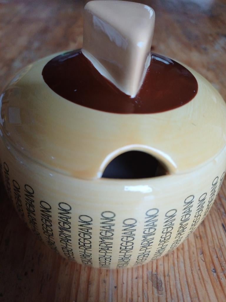 Origineel bewaarbakje voor geraspte parmezaanse kaas, Ophalen, Zo goed als nieuw