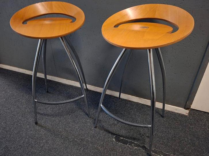 2 Originele Lyra barkrukken van Magis - Vintage Design, Huis en Inrichting, Barkrukken, Gebruikt, 60 tot 90 cm, Hout, Metaal, 2 krukken