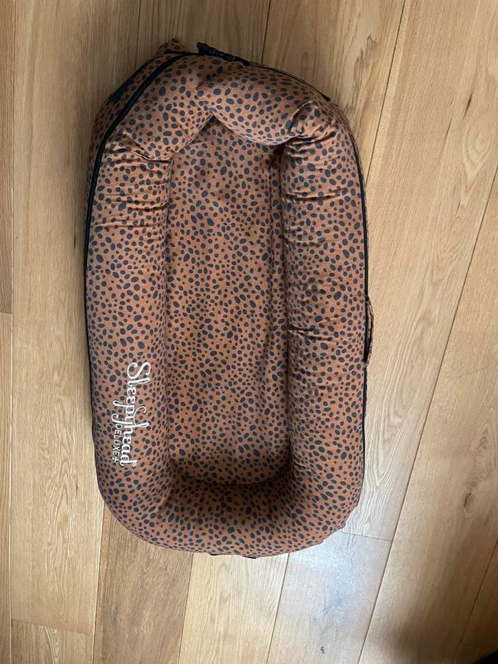 Dockatot (voorheen Sleepyhead) babynestje Terracotta, Kinderen en Baby's, Overige Kinderen en Baby's, Zo goed als nieuw, Ophalen of Verzenden