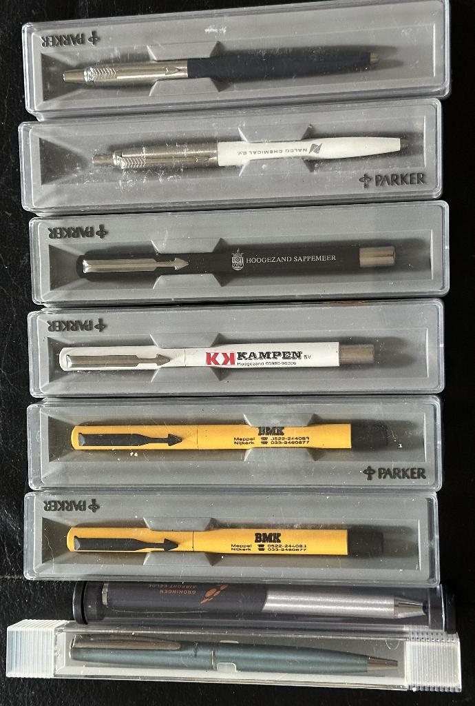 8 pennen met opschriften waarvan 6 parker zijn in de doos, Verzamelen, Pennenverzamelingen, Gebruikt, Balpen, Parker, Met doosje
