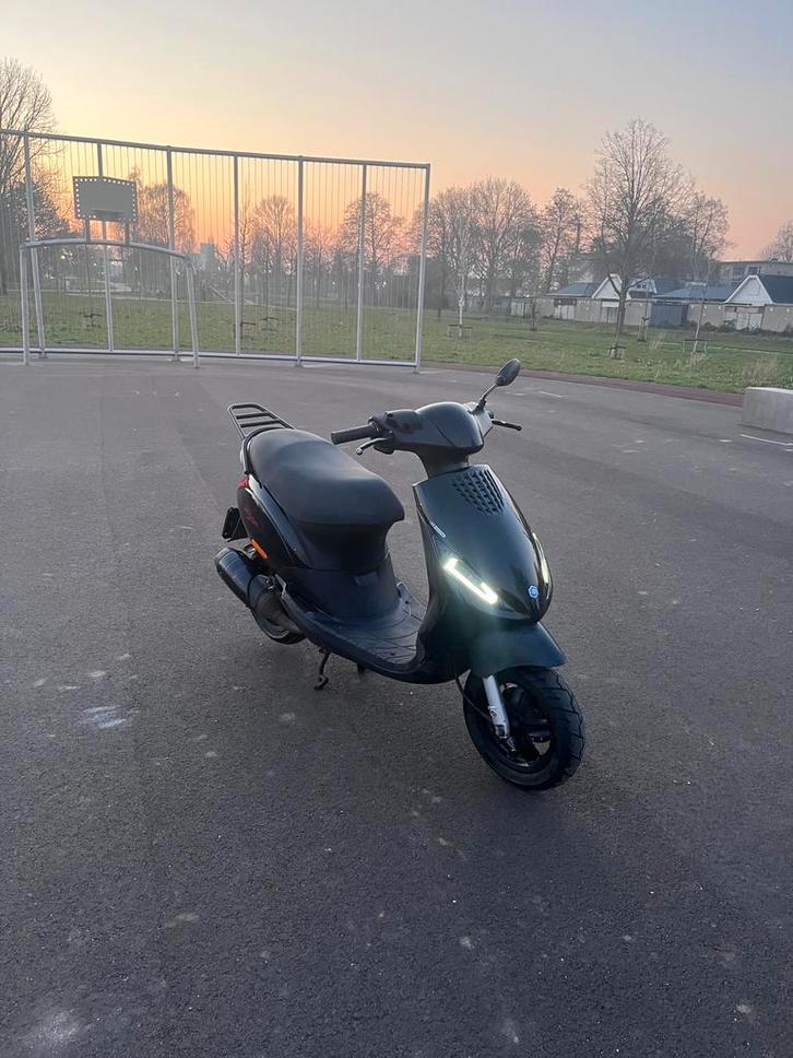 Zip 70cc 2 takt brom, Fietsen en Brommers, Scooters | Piaggio, Zo goed als nieuw, Zip, Maximaal 45 km/u, Tweetakt, Ophalen