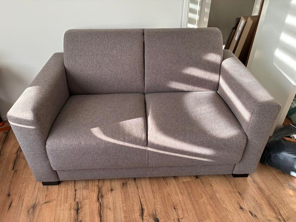 Grijze 2 zitbank te koop, Huis en Inrichting, Ophalen, Gebruikt, Minder dan 75 cm, Tweepersoons