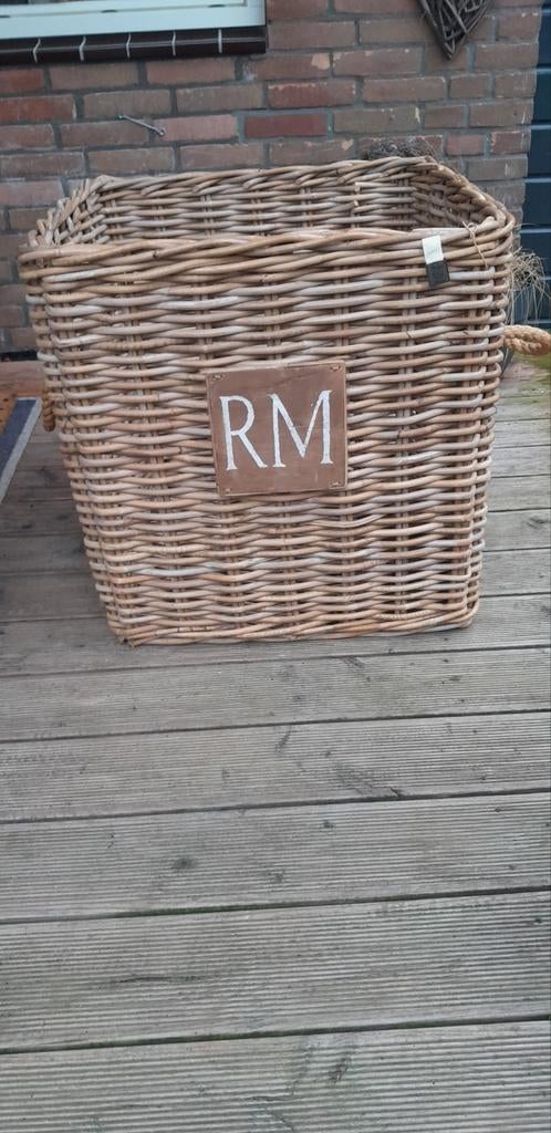 Grote rieten mand met 'RM' label, Ophalen of Verzenden