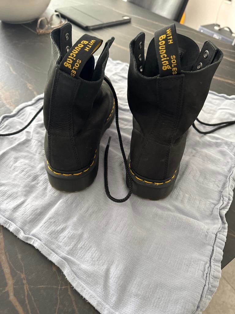 Dr. Martens 1460 Pascal - maar 44 Zo goed als nieuw, Ophalen of Verzenden, Zo goed als nieuw, Zwart, Lage of Enkellaarzen