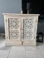 wit houten kastje met houtsnijwerk, Huis en Inrichting, Kasten | Overige, Ophalen of Verzenden, Gebruikt
