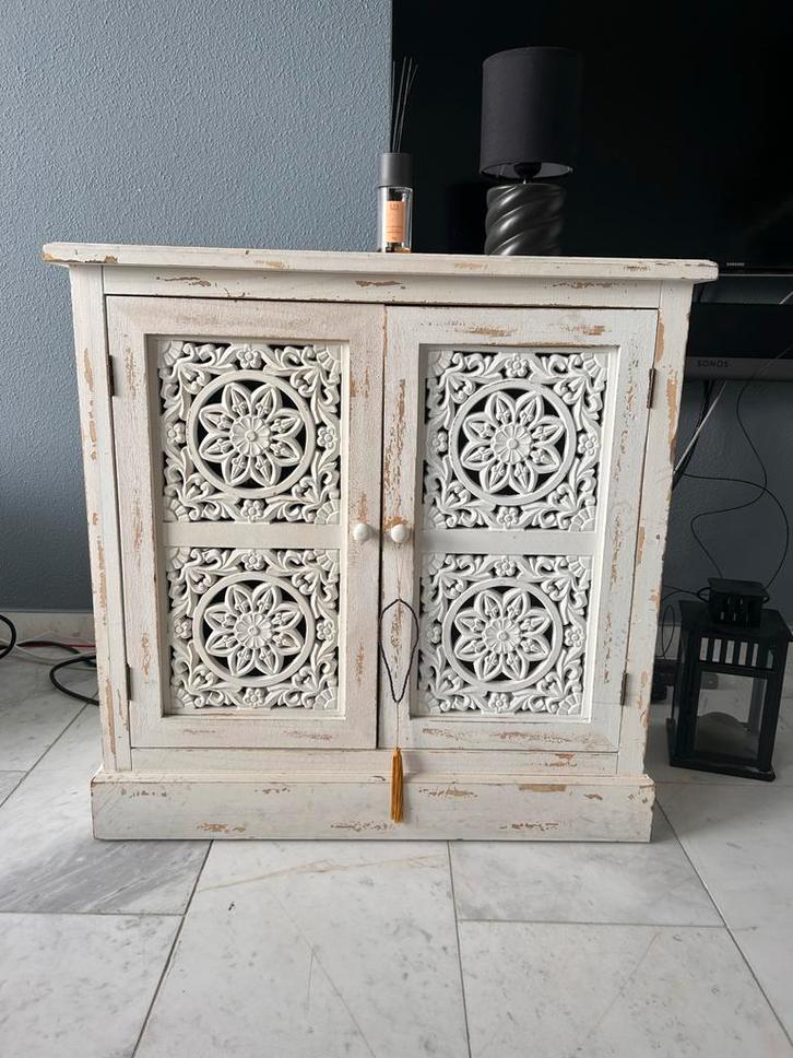 wit houten kastje met houtsnijwerk, Huis en Inrichting, Kasten | Overige, Gebruikt, Ophalen of Verzenden