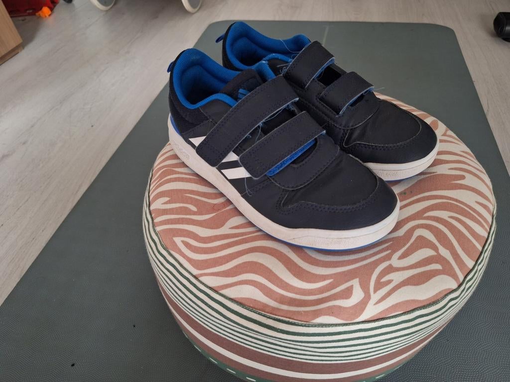 Gymschoenen adidas mt 33, Kinderen en Baby's, Kinderkleding | Schoenen en Sokken, Ophalen, Sportschoenen