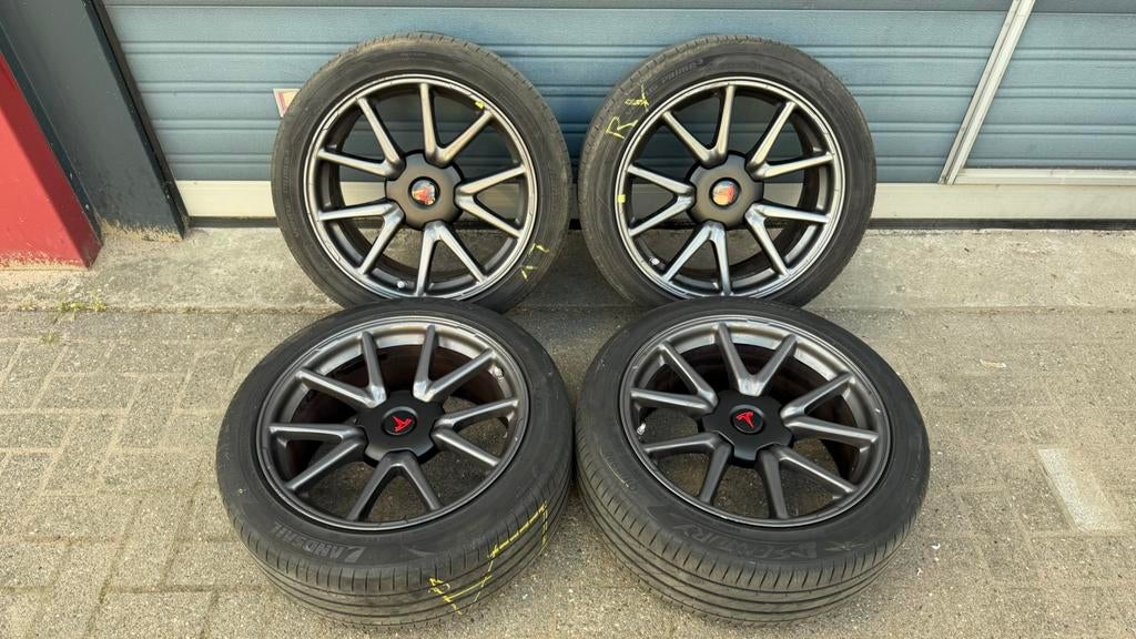 Originele Tesla Model 3 18 inch Aero velgen Zomerbanden tpms, Ophalen, 18 inch, Banden en Velgen, 235 mm