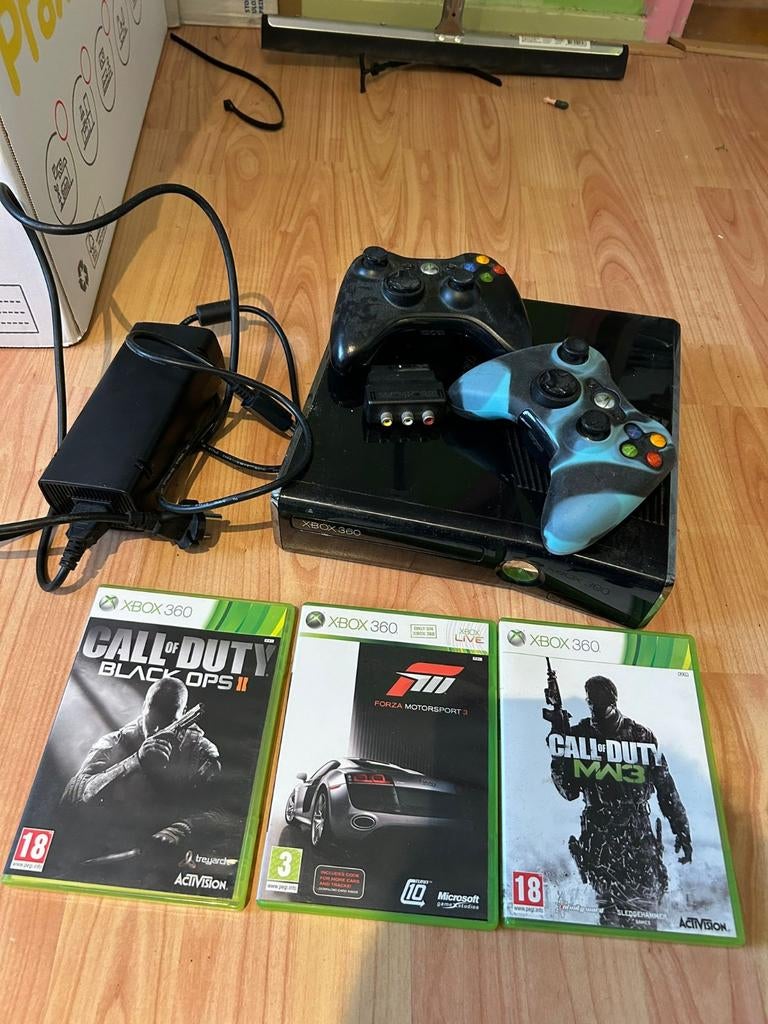 Xbox 360 met 2 controllers en 3 games, Met 2 controllers, Ophalen of Verzenden, 250 GB, Gebruikt