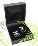 Te koop zilvergekleurde manchetknopen met 2 gekruiste harten, Ophalen of Verzenden, Nieuw, Overige materialen, Verzilverd