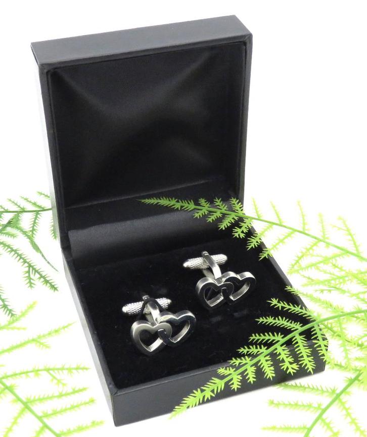 Te koop zilvergekleurde manchetknopen met 2 gekruiste harten, Sieraden, Tassen en Uiterlijk, Manchetknopen, Nieuw, Overige materialen