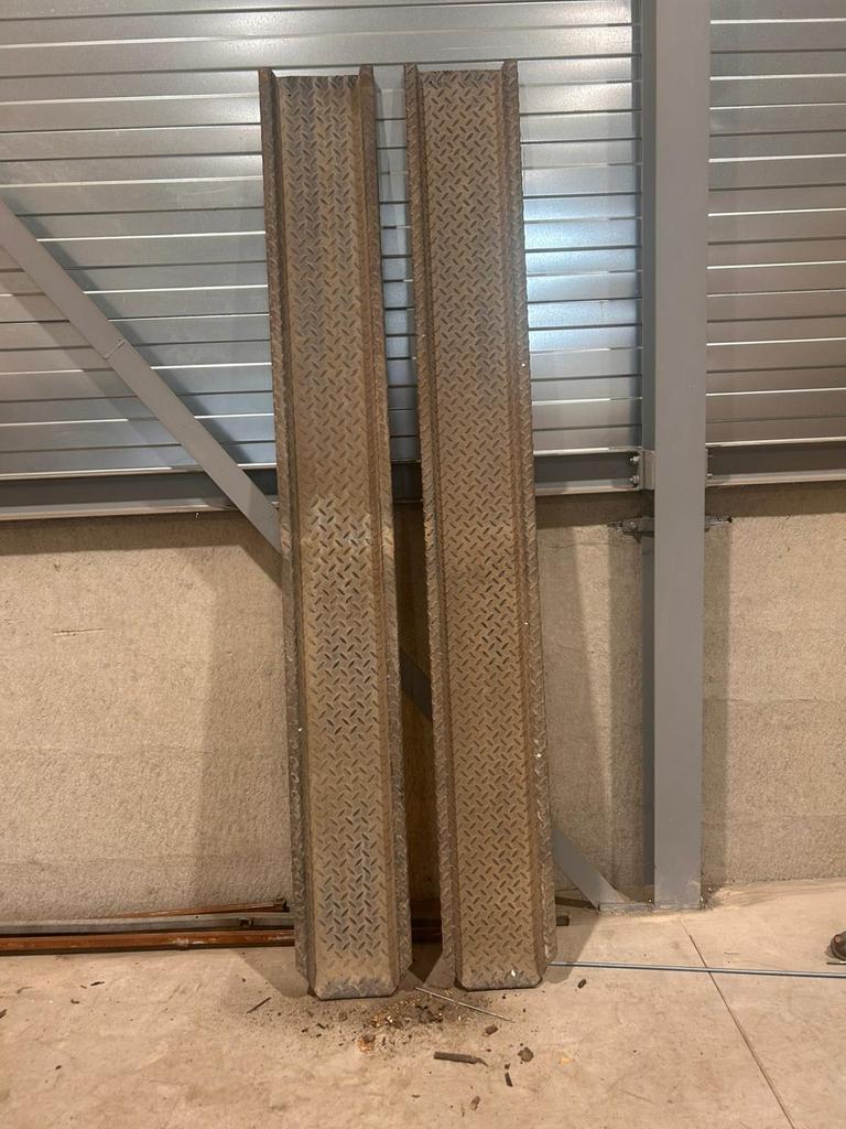 Gegalvaniseerde stalen rijplaten / oprijplaten (2 stuks), Ophalen, Gebruikt