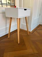 nachtkastje Relaxdays wit met houten poten en 1 lade, Huis en Inrichting, Ophalen of Verzenden, Zo goed als nieuw, Minder dan 45 cm